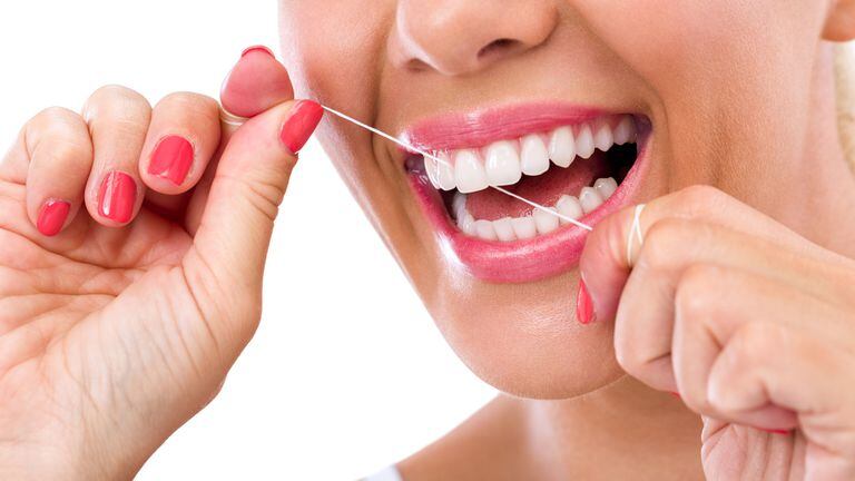 ¿Es realmente necesario para la salud bucal el hilo dental?