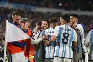 Con un golazo de tiro libre del ídolo, la Argentina desbloqueó un partido cerrado con Ecuador