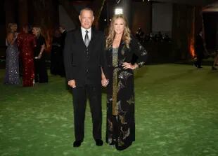 El actor Tom Hanks, a la izquierda, y su esposa, la actriz Rita Wilson, son vistos en la Gala de Apertura del Museo de la Academia de Imágenes en Movimiento en el Museo de la Academia de Imágenes en Movimiento el sábado 25 de septiembre de 2021 en Los Ángeles. (Foto de Dan Steinberg / Invision / AP)