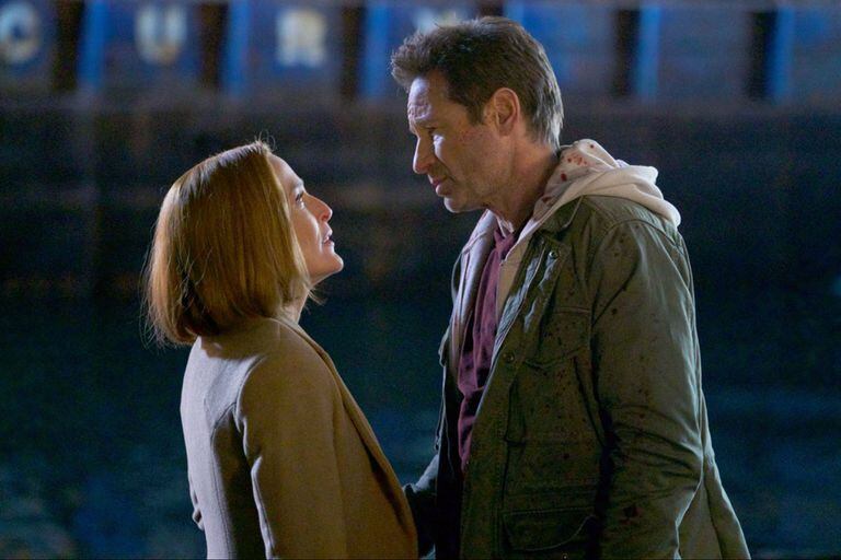 Dana Scully (Gillian Anderson) y Fox Mulder (David Duchovny) en el final de Los expedientes X