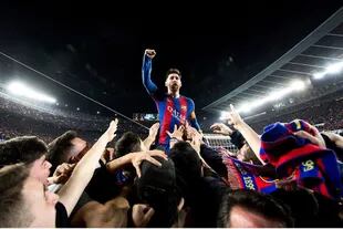 Una imagen icónica, un partido histórico: Messi, al tope de todo en el 6-1 de Barcelona a PSG