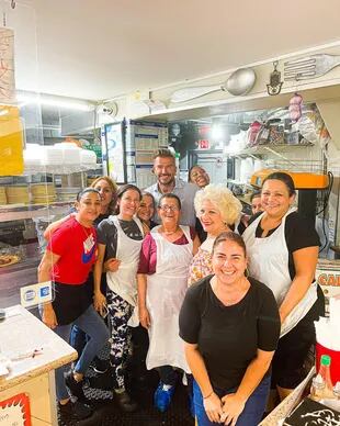 David Beckham junto al equipo de Enriqueta's Sandwich Shop, su restaurante favorito en Miami