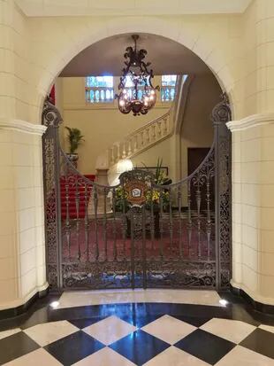 La puerta enrejada de acceso al interior de la residencia británica se abrió cuando los visitantes pronunciaron la palabra mágica "alohomora"