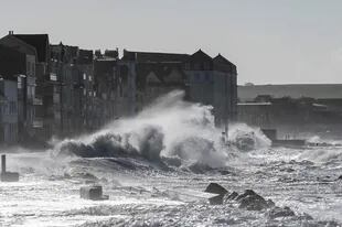 Las olas golpean un muro de contención en Wimereux, en el norte de Francia. (Photo by Denis Charlet / AFP)