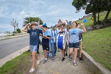 Jóvenes hinchas argentinos en Mar del Plata