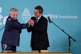 El presidente argentino Alberto Fernández, a la izquierda, se da la mano con Sergio Massa durante su ceremonia de juramentación como nuevo ministro de Economía, el miércoles pasado