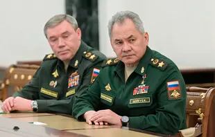 Sergei Shoigu y el general Valery Gerasimov, durante la reunión en la que Putin ordenó poner en alerta las armas nucleares