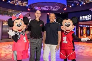 El complejo de Disney World en Orlando (Florida) se perfila como sede favorita para hospedar un posible retorno de la NBA en medio de la pandemia de coronavirus. Bob Iger junto a Adam Silver.