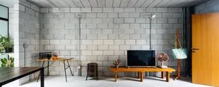 En el interior de la vivienda, predominan los muebles de madera y hierro y las plantas de interiores