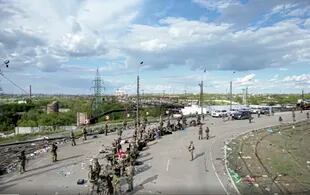Soldados ucranianos se rinden a las fuerzas rusas en Mariúpol