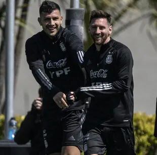 Paredes y ILionel Messi, divertidos en el último entrenamiento de la selección.
