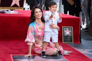Lucy Liu junto a su hijo, Rockwell Lloyd, y su flamante estrella