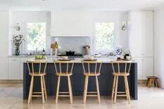 Una cocina en blanco y azul que mantiene la elegancia a pesar del trajín