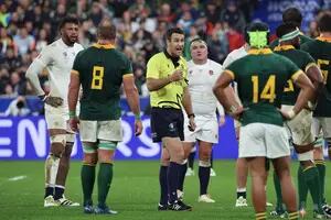 Los árbitros en el ojo de la tormenta en el Mundial de rugby: silbidos y críticas feroces