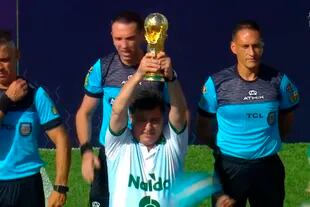 Passarella levanta la copa del mundo en el estadio Eva Perón