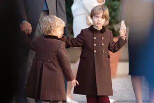 Sus hijos, Stefano y Francesco, vestidos a juego con abrigos marrones, siguieron los festejos por el Día Nacional muy serios y formales. 