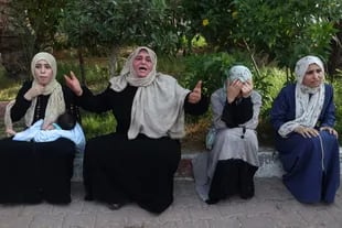 Mujeres palestinas afuera de un hospital luego del ataque aéreo israelí en la ciudad de Gaza, el 5 de agosto de 2022