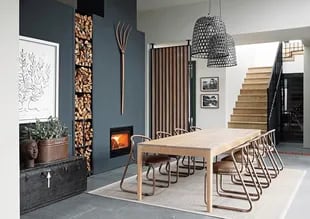 La mesa ‘Harris’ (James Mudge) con sillas de acero tubular con asiento tapizado en cuero (Studio 19) y lámparas colgantes (Loft Living).