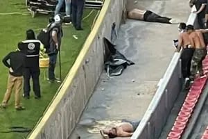 Descomunales incidentes en un partido de fútbol, con violencia extrema y estampidas de espectadores