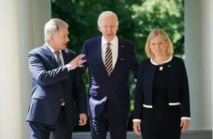 US President Joe Biden (C), Swedish Prime Minister Magdalena Anderson (D) and Finnish President Sauli Ninisto meet at the White House