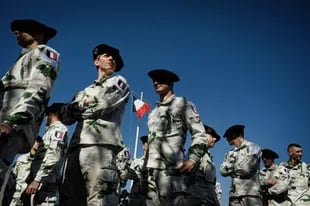 Soldados franceses se preparan para trasladarse a una base militar e la OTAN en Rumania