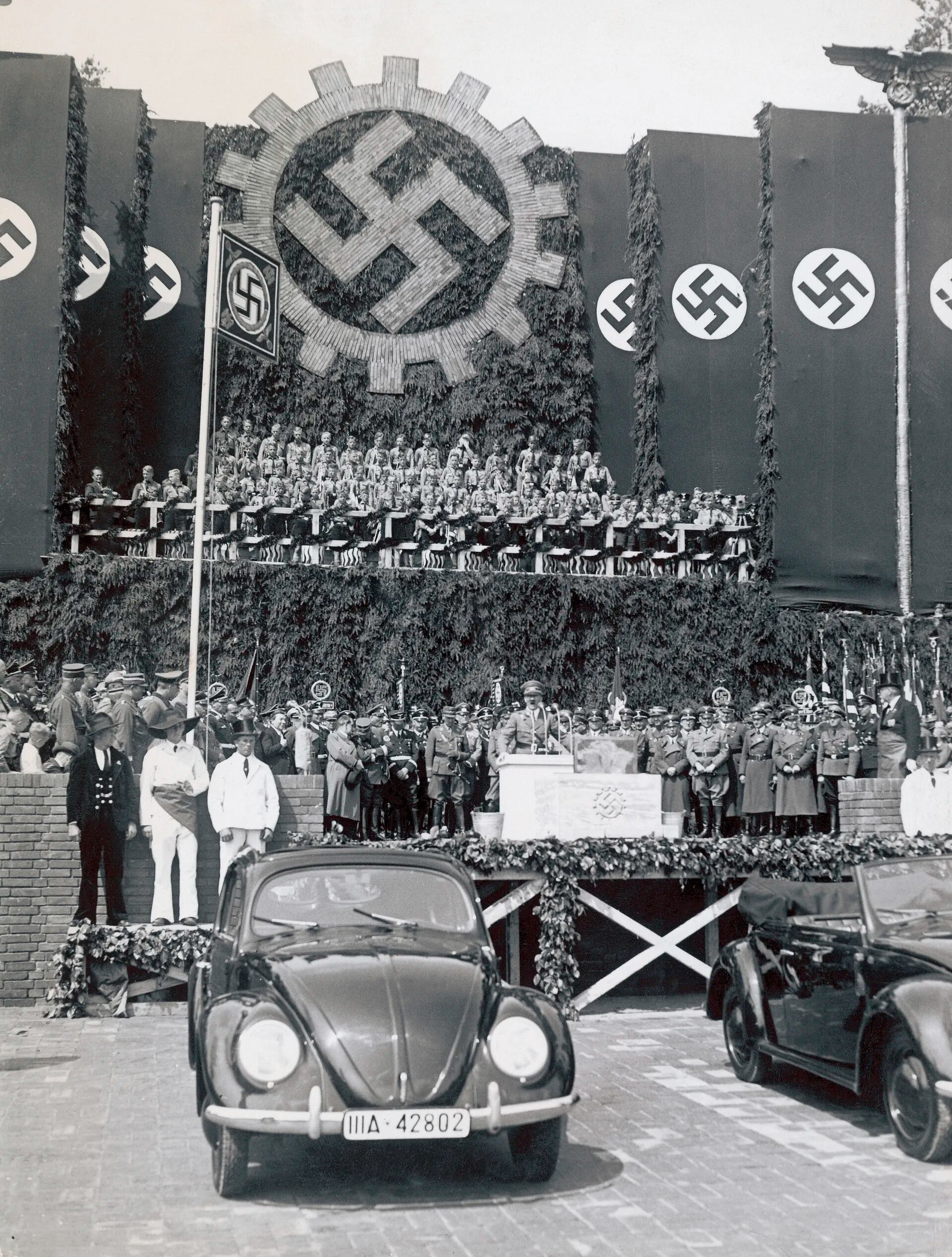 El 27 de mayo de 1938, Hitler puso la piedra fundamental de lo que sería la planta de producción del Volkswagen. Sería la planta más grande del mundo y a sus alrededores nacería la ciudad de Wolfsburgo.