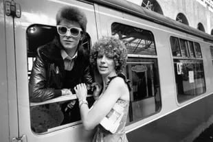 David Bowie con su esposa Angie, en julio de 1973. Estuvieron casados 10 años y tuvieron un hijo, Duncan