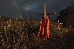 Estremecedora historia detrás la imagen de una hilera de cruces con ropa colgada