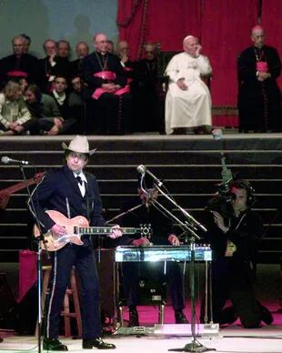 Bob Dylan toca "Knocking on Heavens Door" para el Papa Juan Pablo II y para cerca de 300.000 personas, el 27 de septiembre de 1997
