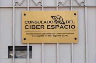 Pablo Bañares convirtió su nueva casa en el "Consulado del Ciberespacio"; la placa fue un regalo del arquitecto que estuvo a cargo de la remodelación de la casa