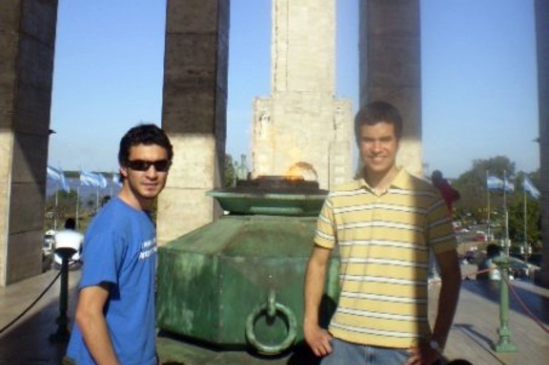 Los hermanos en Rosario, junto al Monumento a la Bandera en el 2008.