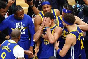 Con Steph Curry no habrá una serie documental en la que compañeros lo critiquen por ególatra años después: el resto del plantel de Golden State lo venera.