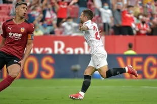 El Papu Gómez festeja un gol ante el Valencia en el estadio Ramón Sánchez Pizjuán