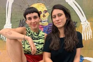 Nina Kovensky y Lucía Reissig, artistas, las curadoras de la muestra Cartón Pintado por Cartón Pintado