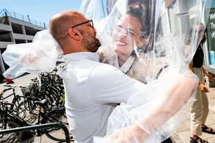 Yannika Ehde abraza a Hassan Moghaddam en la estación de abrazo de la compañía Minc en Malmo, Suecia, el 17 de junio de 2020 en medio de la pandemia de coronavirus