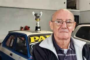 Tiene 81 años, prepara motores desde los 14 y sigue corriendo carreras