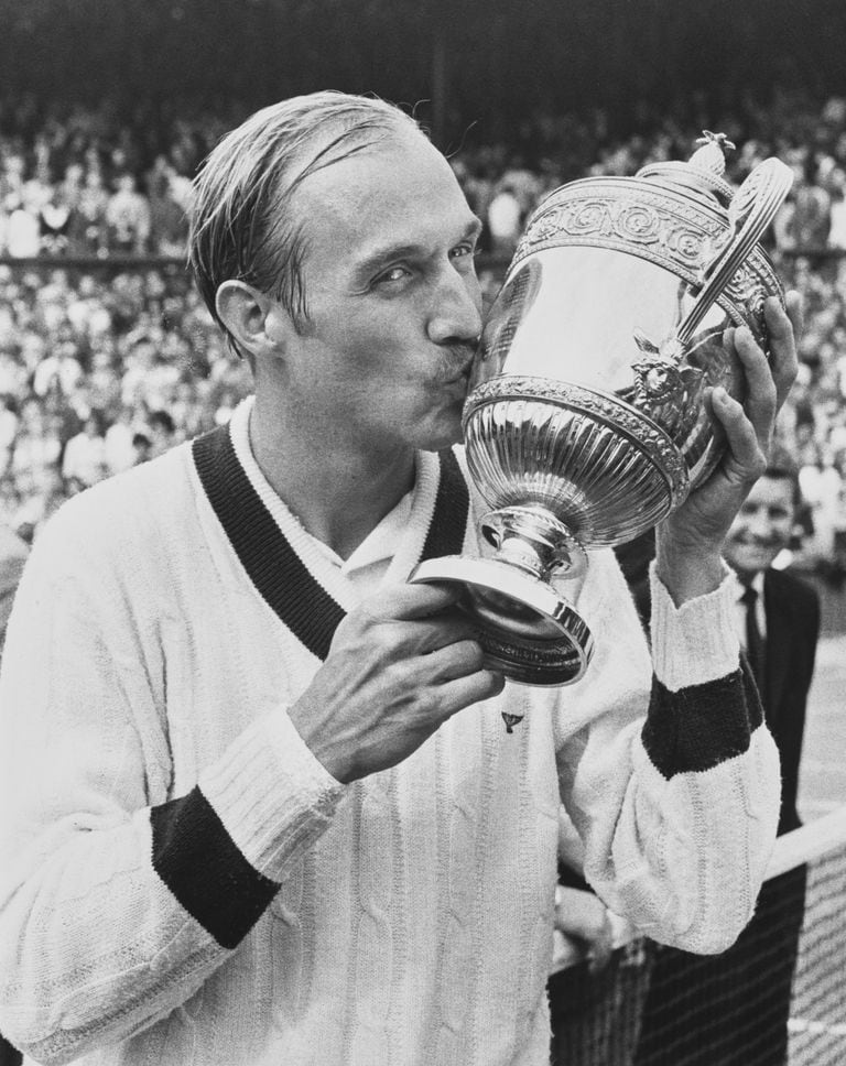 Stan Smith besando el trofeo de Wimbledon, tras vencer en la final de singles de 1972 al rumano Ilie Nastase.