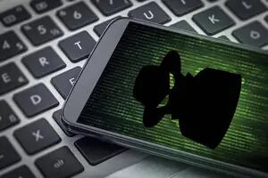 Crece el espionaje de celulares: cómo saber si fuiste víctima de “stalkerware”