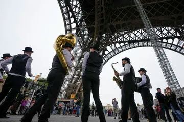 Una banda de música toca bajo la Torre Eiffel