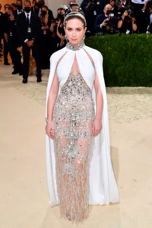La actriz inglesa Emily Blunt impactó con un vestido con destellos de Miu Miu y un tocado con estrellas