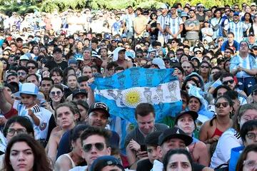 La emoción de los hinchas argentinos por el triunfo de la Selección Argentina frente a México