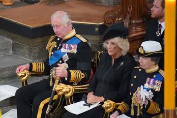 El rey Carlos III, Camilla, la reina consorte, y la princesa Ana
