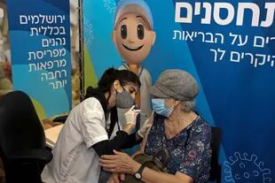 Aplicación de la tercera dosis a una mujer mayor de 60 años en Jerusalén