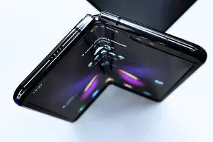 El Galaxy Z Fold2 lleva el diseño de un libro a los smartphones, y es el otro modo que estaría investigando Apple para sus dispositivos