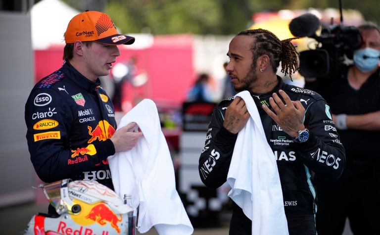 Lewis Hamilton charla con Max Verstappen tras el Gran Premio de España de la Fórmula Uno, ganado por Hamilton, en el circuito de Montmeló, el domingo 9 de mayo