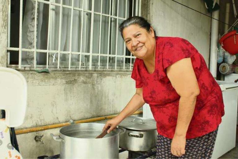 Ramona Cabrera vende empanadas y otras comidas caseras