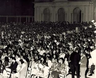 Unas 2000 personas participaron de la inauguración del teatro, en noviembre de 1949