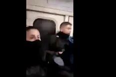 El momento en que dos policías fueron atacados por pasajeros en un vagón de tren