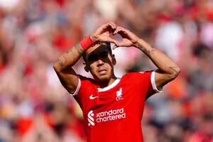 Dibu sufrió en el final a un ídolo de Liverpool, que se despidió llorando al ritmo de Fito Páez