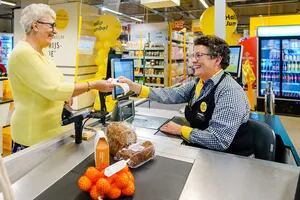 La iniciativa de un supermercado para “acompañar” a la gente mayor que se convirtió en furor en redes
